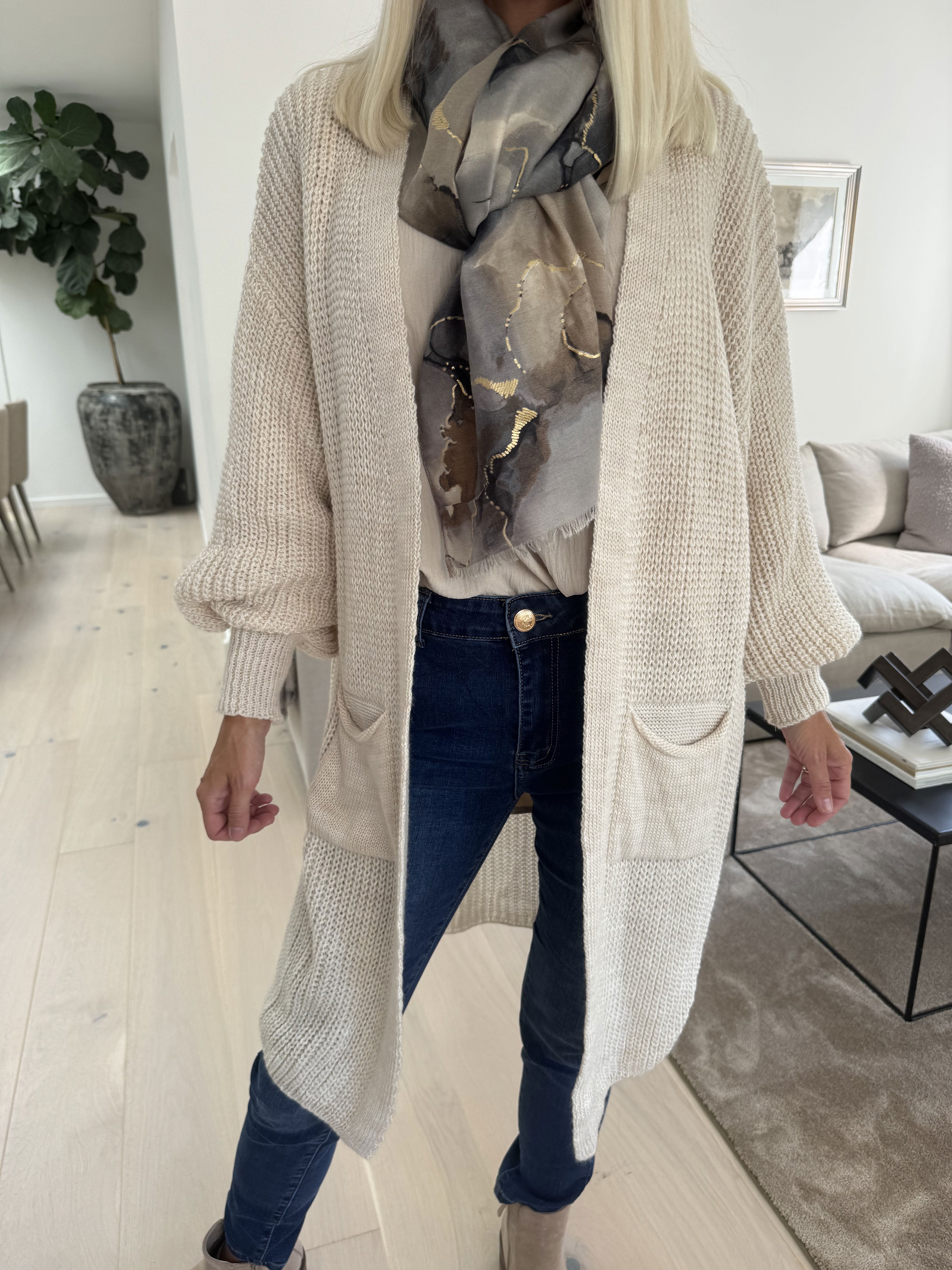 Sally Midi - Snygg stickad kofta med ballongärmar och fickor